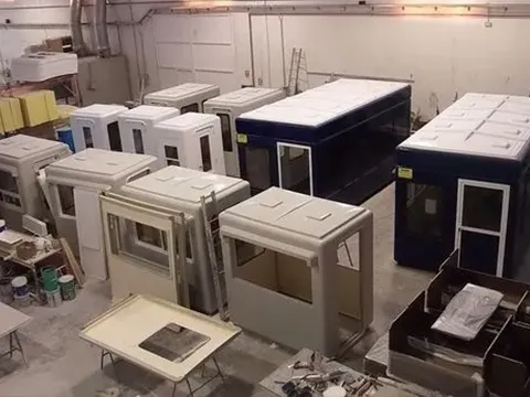 Fabricación de cabinas en PRFV y fibra de vidrio en taller industrial con soluciones modulares a medida