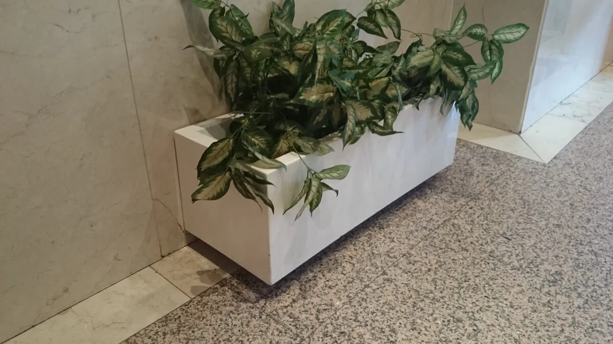 jardinera de fibra de vidrio en portal en madrid